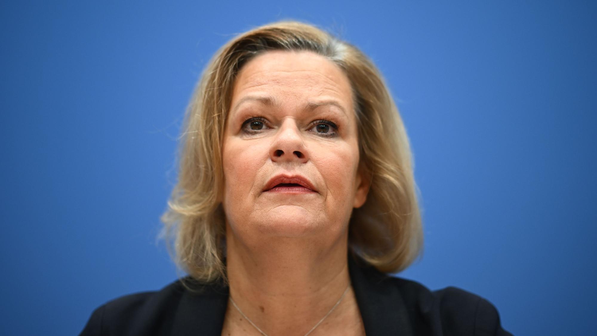 Die Ministerin ist im Porträt zu sehen.