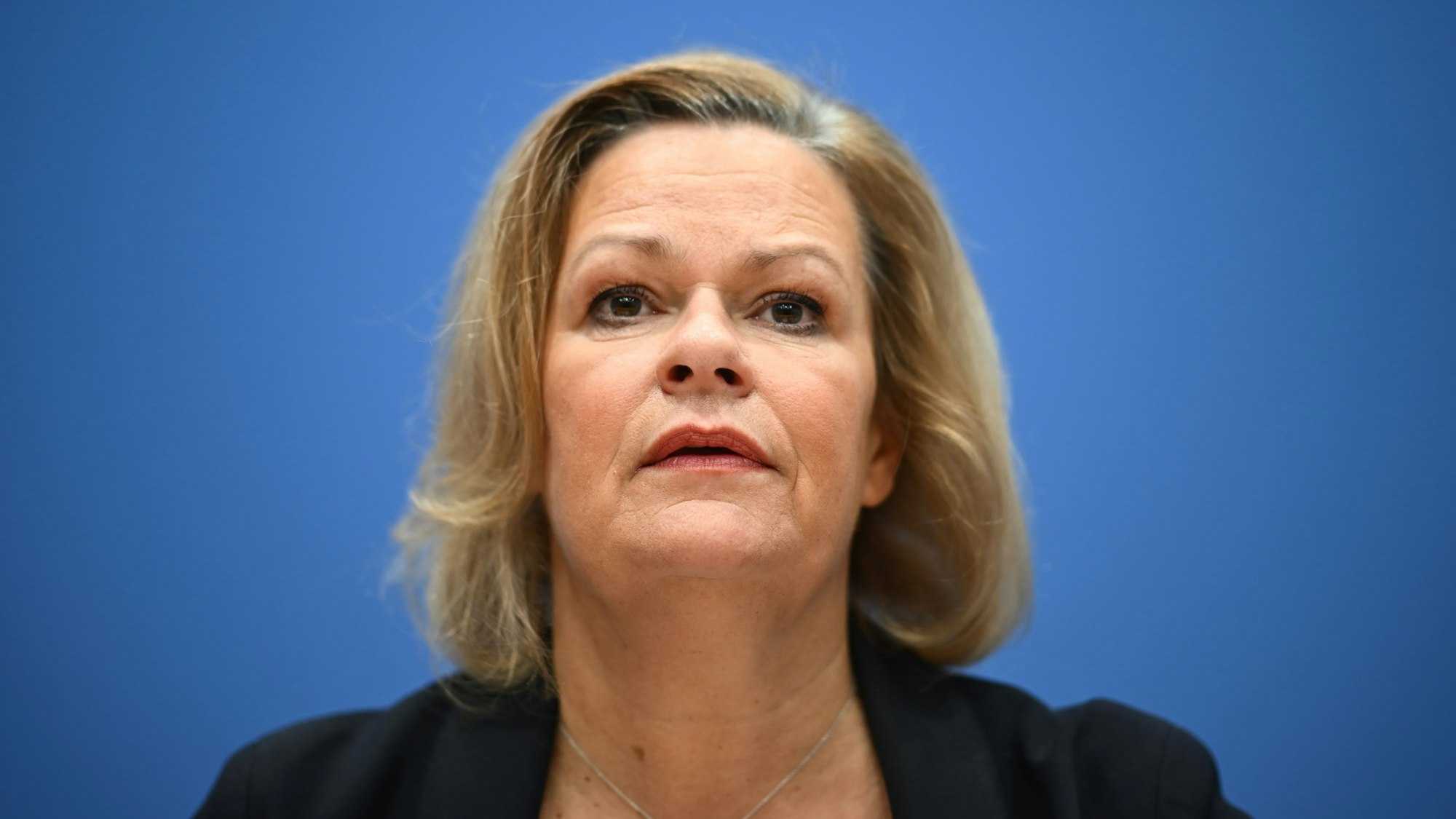 Die Ministerin ist im Porträt zu sehen.