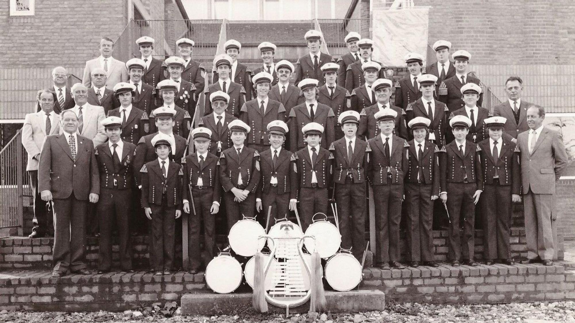 Zu sehen ist ein Schwarz-Weiß-Gruppenbild aus alten Zeiten.