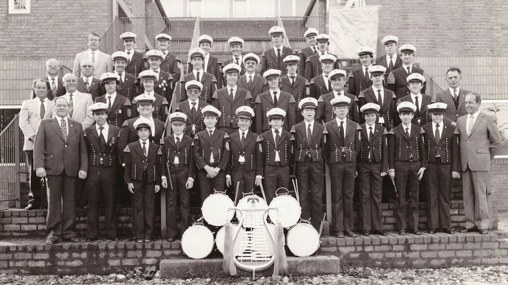 Zu sehen ist ein Schwarz-Weiß-Gruppenbild aus alten Zeiten.