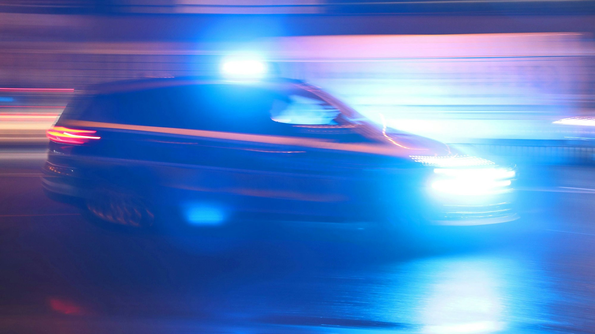 Die Polizei hat die Ermittlungen nach einem Einbruch in eine Lagerhalle in Kerpen aufgenommen.