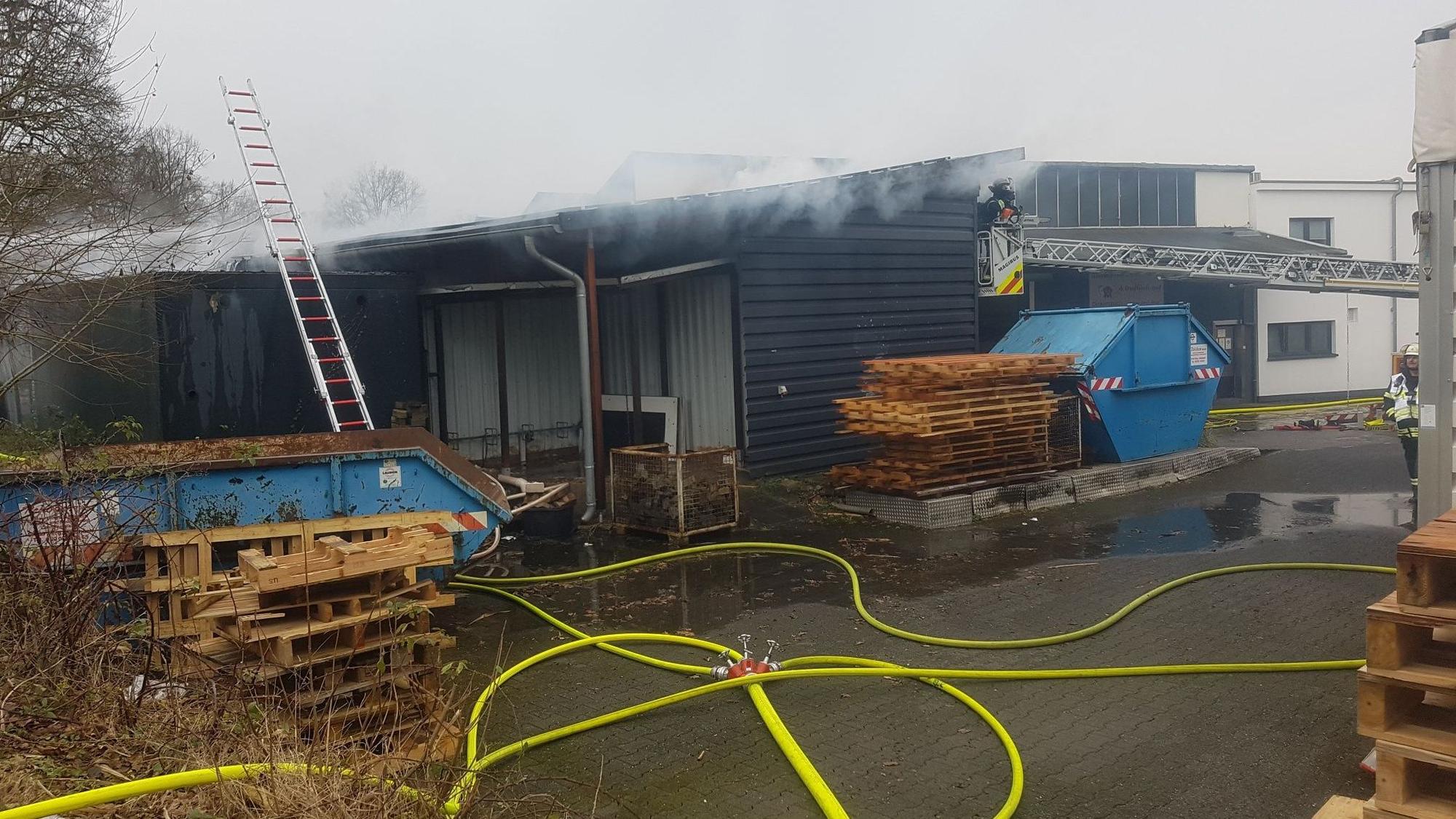 Rauch quillt aus einer Gewerbehalle in Rösrath.