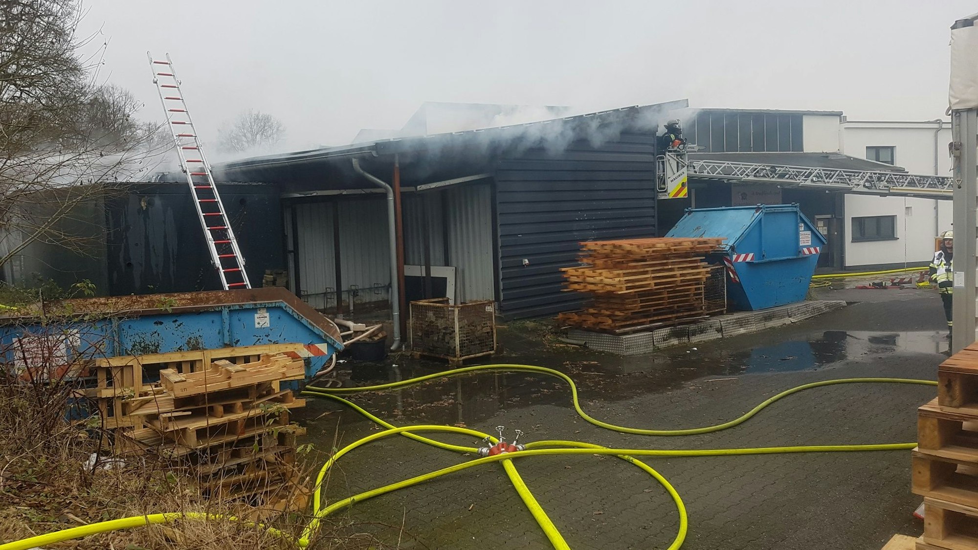 Rauch quillt aus einer Gewerbehalle in Rösrath.