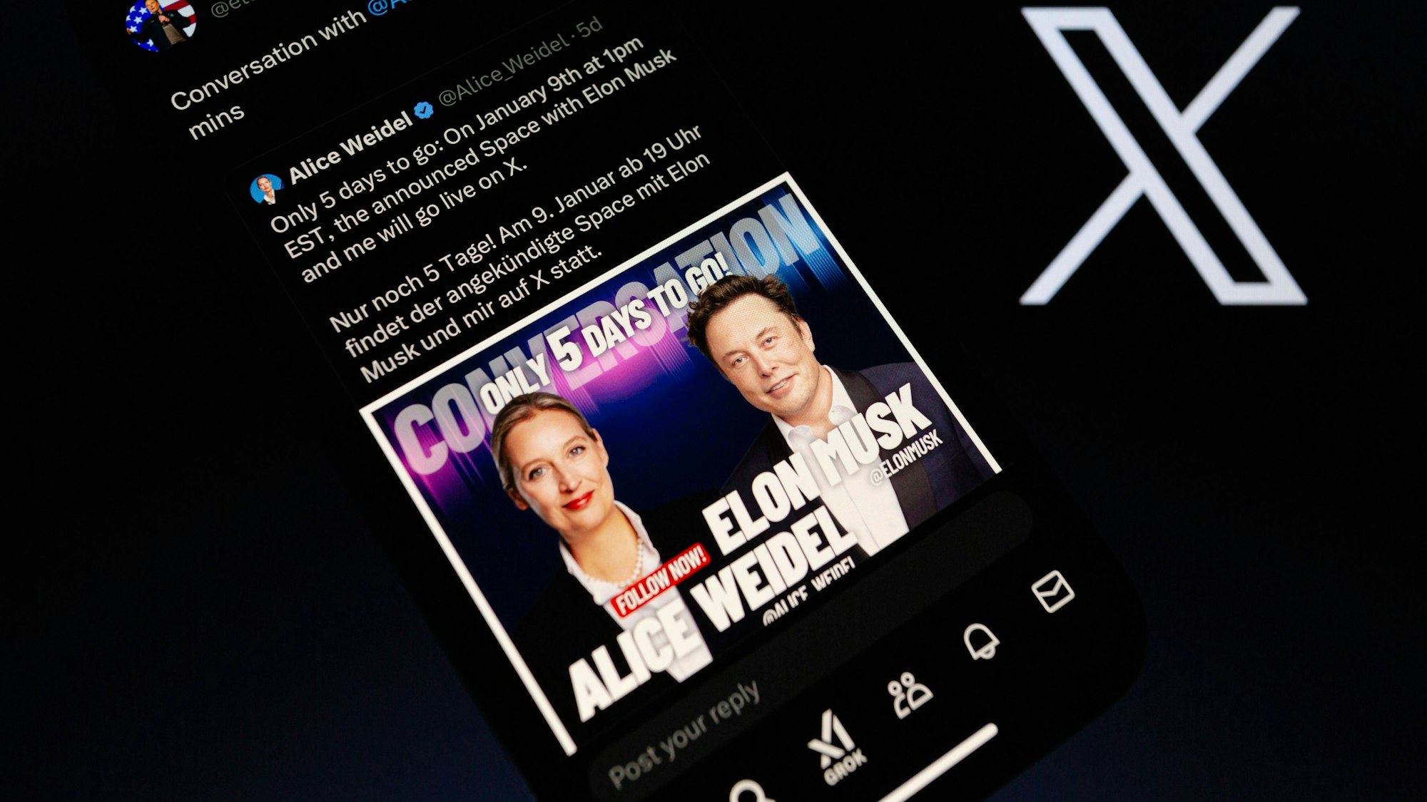 Das Display eines Smartphones zeigt einen Post auf der digitalen Plattform X, auf der ein Gespräch zwischen US-Milliardär Elon Musk und AfD-Chefin Alice Weidel beworben wird. Ein Foto der beiden steht unter dem Post.