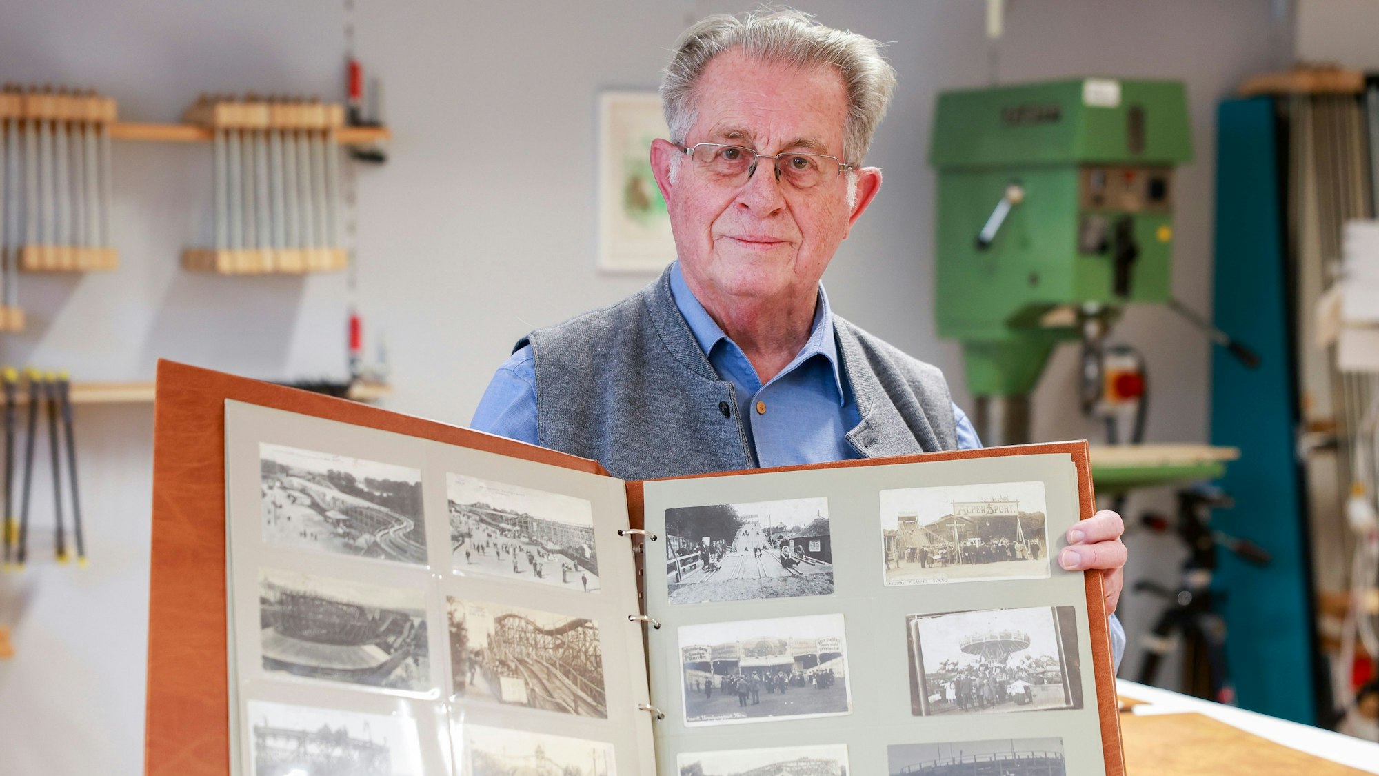 Joachim Brokmeier übergibt dem Kölnischen Stadtmuseum seine Ansichtskartensammlung über den Stadtteil Köln-Riehl.