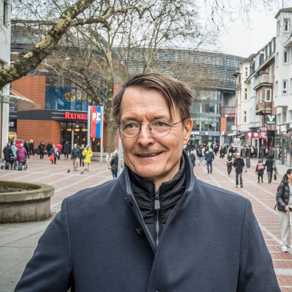 Karl Lauterbach, Gesundheitsminister und Bundestagskandidat SPD für Leverkusen in der Wiesdorfer Fußgängerzone. Foto: Ralf Krieger