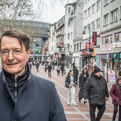 Karl Lauterbach, Gesundheitsminister und Bundestagskandidat SPD für Leverkusen in der Wiesdorfer Fußgängerzone. Foto: Ralf Krieger