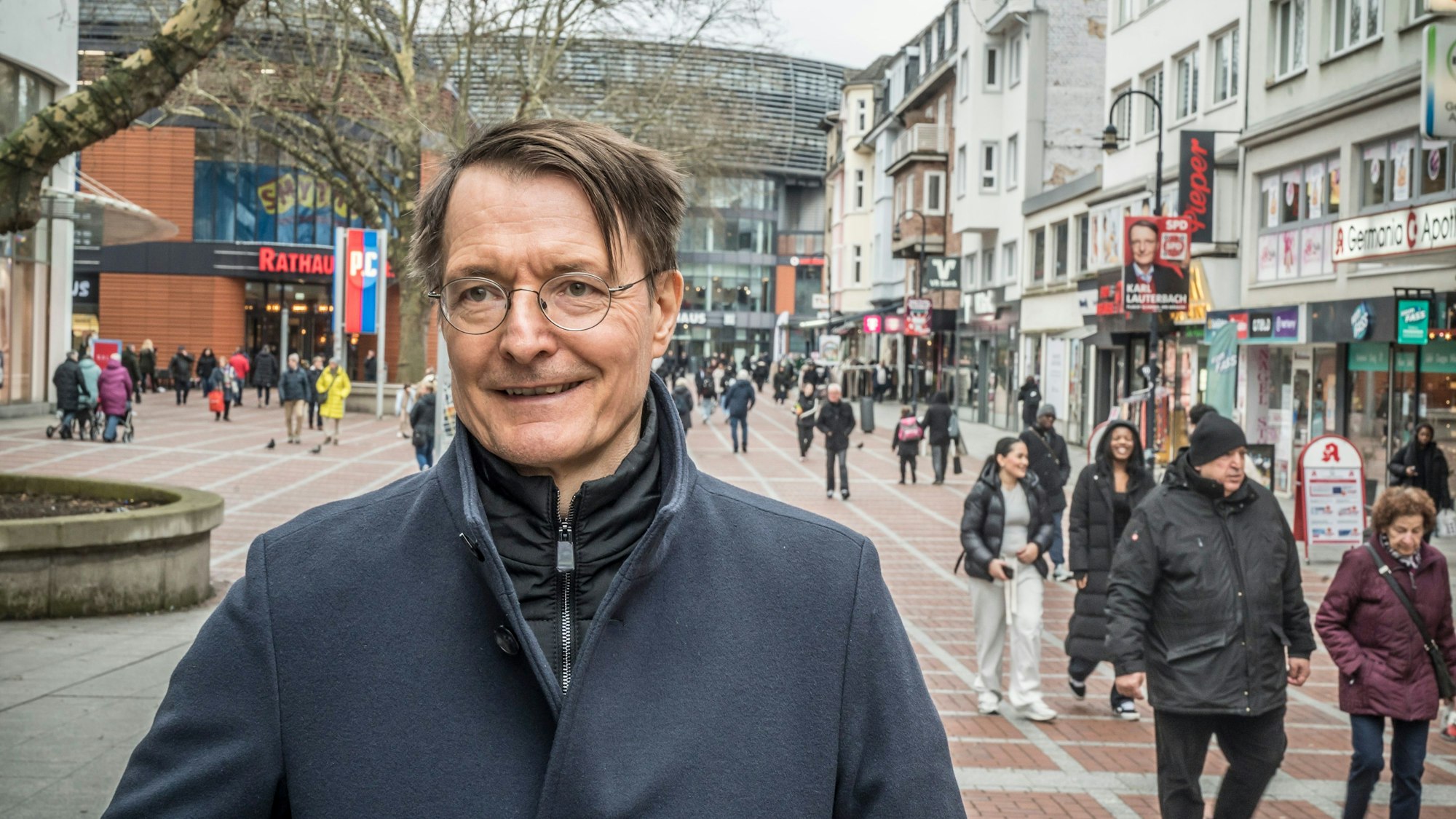 Karl Lauterbach, Gesundheitsminister und Bundestagskandidat SPD für Leverkusen in der Wiesdorfer Fußgängerzone. Foto: Ralf Krieger