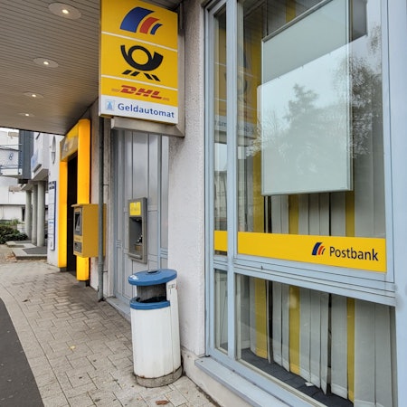 Wegen Krankheit öffnet die Postbank ihre Filiale an der Waldbröler Vennstraße derzeit nur unregelmäßig. Mit den Plänen für den großen Umbau habe das noch nichts zu tun, betont das Bonner Unternehmen. Das Foto zeigt die Front der Geschäftsstelle.