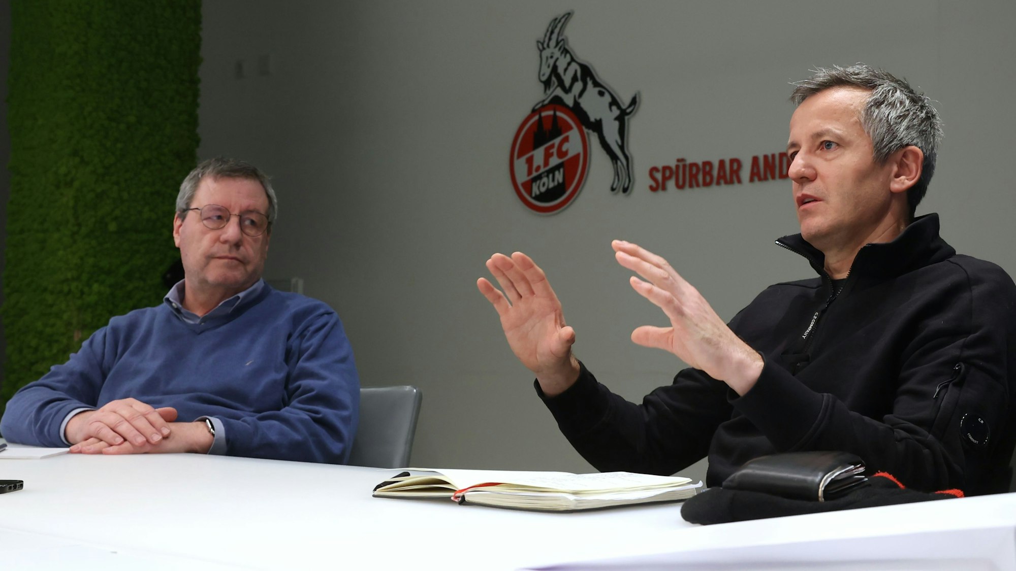 Wie sieht das Stadionerlebnis der Zukunft aus? FC-Präsident Werner Wolf und Geschäftsführer Philipp Türoff beim Gespräch?