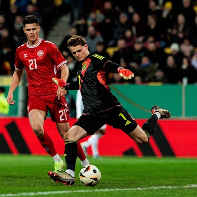 U21, U 21 Länderspiel: Deutschland - Dänemark 15.11.2024 Zweikampf Luca Kjerrumgaard Dänemark, 21, Jonas Urbig Deutschland, 1 U21 Länderspiel: Deutschland - Dänemark Aachen, Tivoli am 15.11.2024 *** U21 international Germany Denmark 15 11 2024 duel Luca Kjerrumgaard Denmark, 21 , Jonas Urbig Germany, 1 U21 international Germany Denmark Aachen, Tivoli on 15 11 2024 Copyright: xBEAUTIFULxSPORTS/Wunderlx