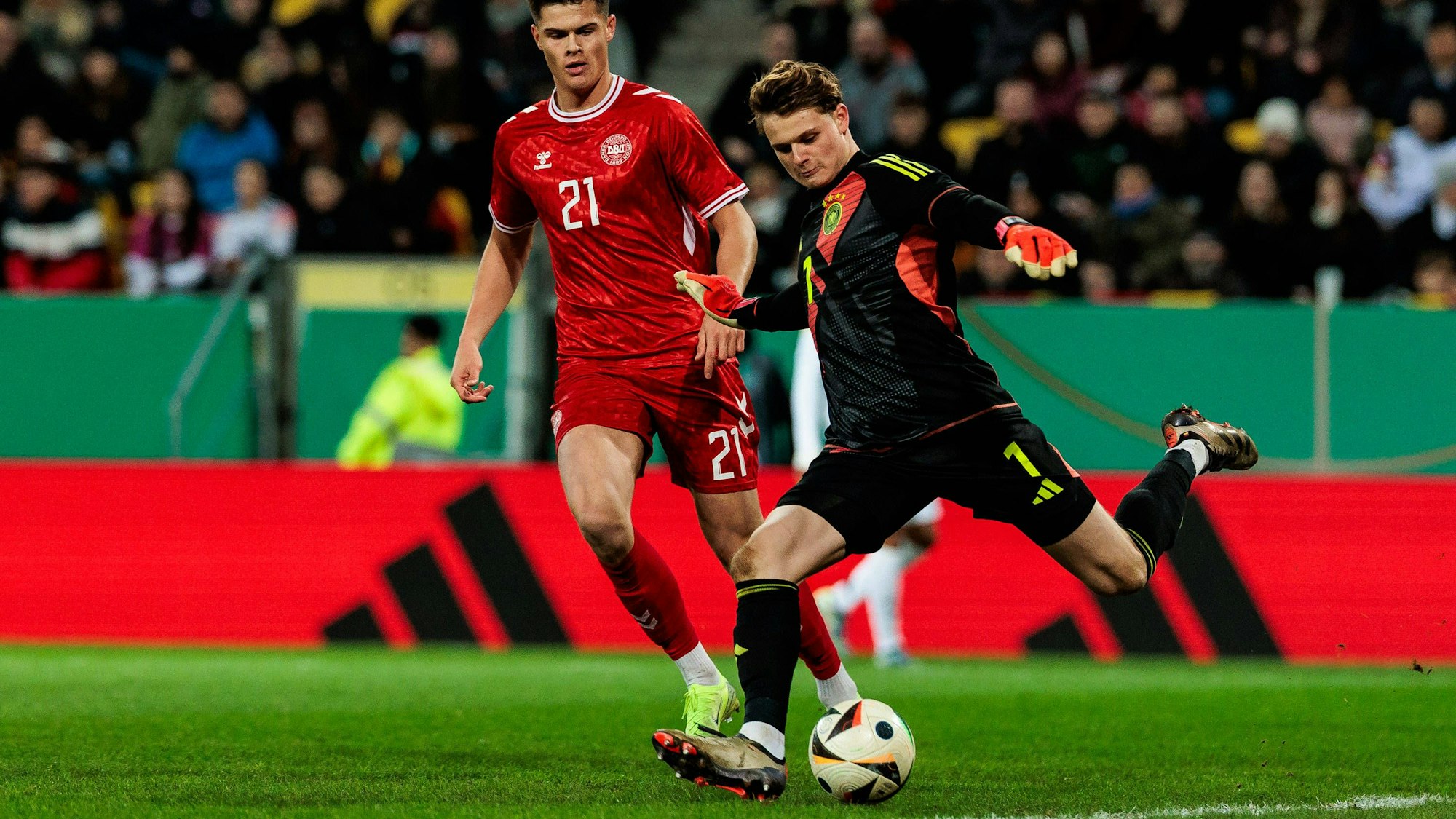Jonas Urbig im Trikot der deutschen U21-Nationalmannschaft im Spiel gegen Dänemark
