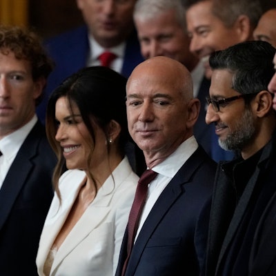 Mark Zuckerberg (l-r), Jeff Bezos, Sundar Pichai und Elon Musk, treffen vor der Amtsvereidigung des US-Präsidenten in der Rotunde des US-Kapitols ein.