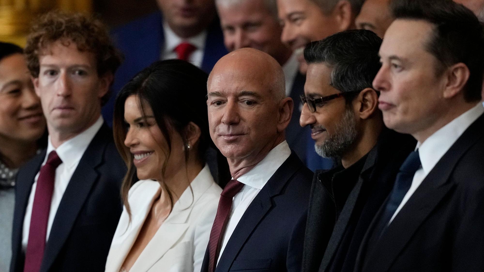 Mark Zuckerberg (l-r), Jeff Bezos, Sundar Pichai und Elon Musk, treffen vor der Amtsvereidigung des US-Präsidenten in der Rotunde des US-Kapitols ein.