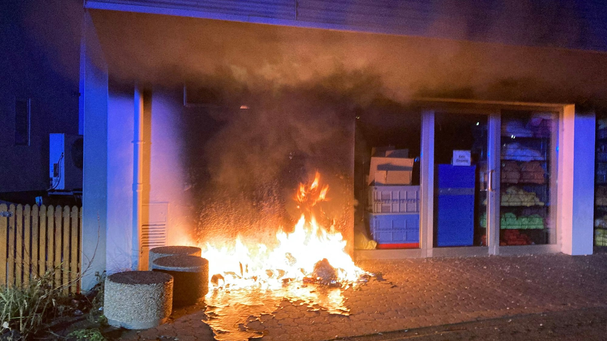 Bergisch Gladbach Feuer bedroht Wohn und Geschäftshaus Kölner Stadt