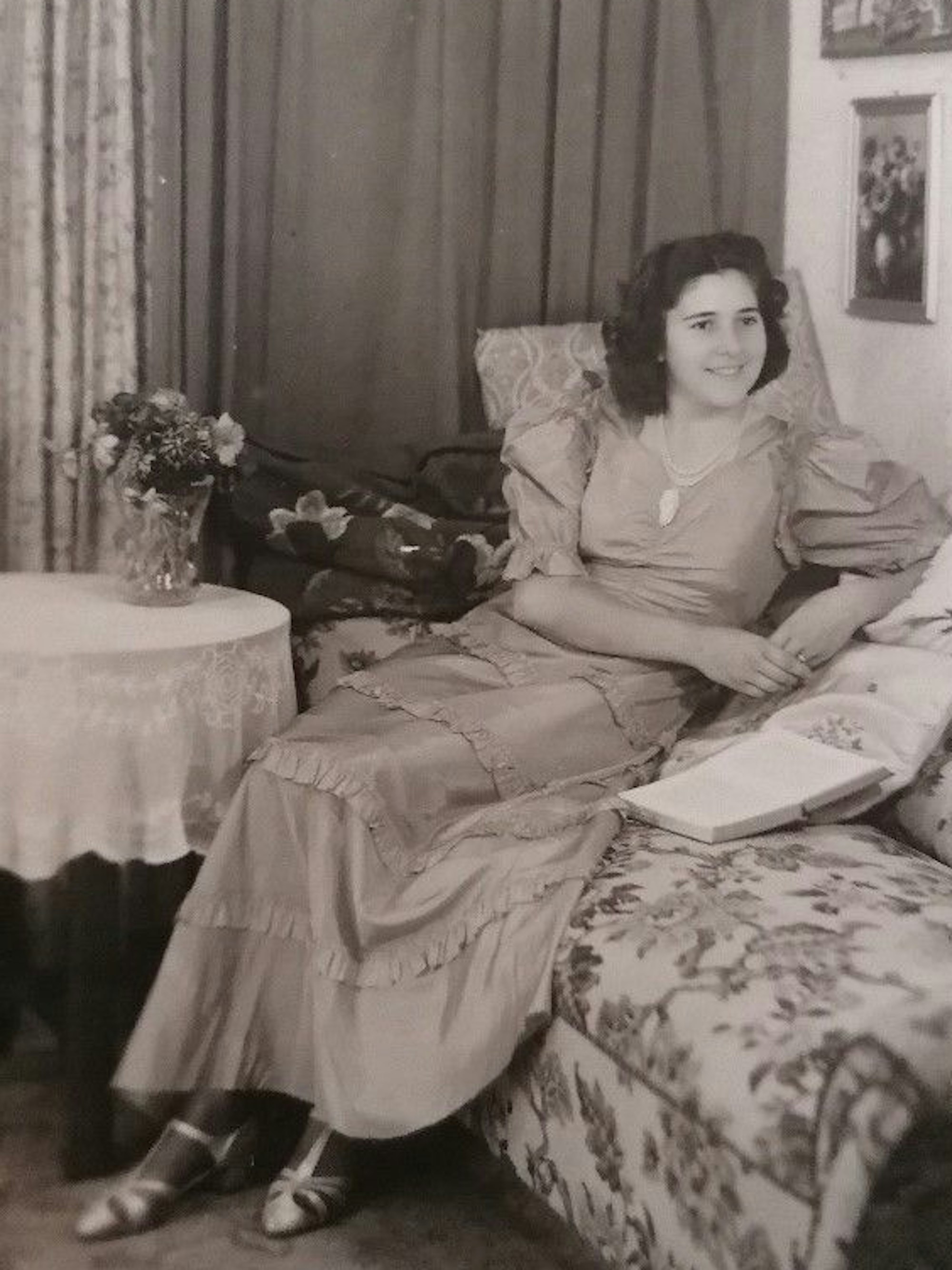 Elisabeth Rothkegel mit etwa 18 Jahren auf dem Sofa in ihrem Tanzstundenkleid.