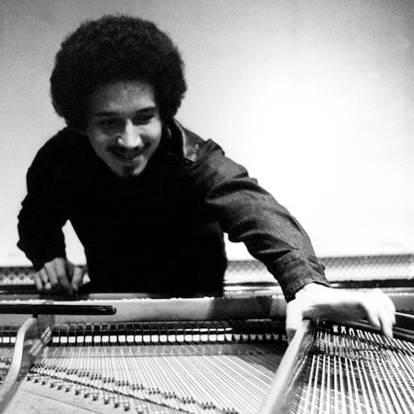 Der legendäre Jazz-Musiker Keith Jarrett arrangiert ein Klavier.