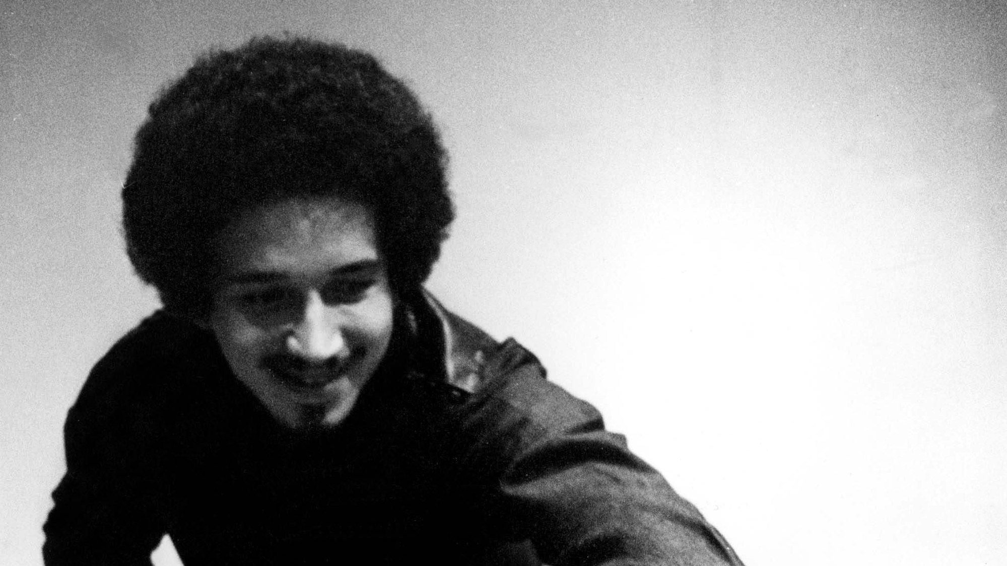 Der legendäre Jazz-Musiker Keith Jarrett arrangiert ein Klavier.