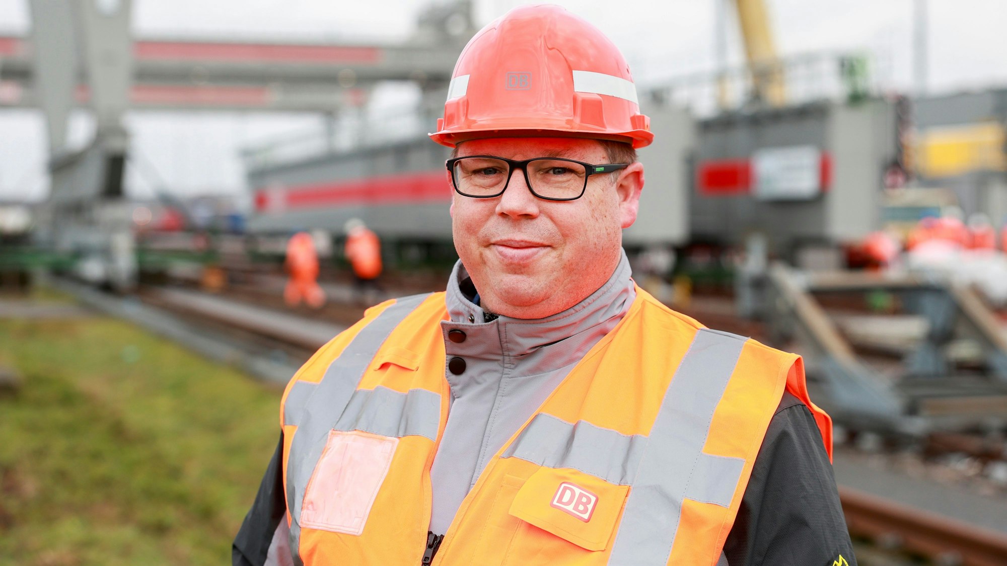 23.01.2025, Am DUSS-Terminal Köln-Eifeltor liegen die Teile bereit, die zu einer neuen 400 Tonnen schweren Krananlage, der Deutschen Bahn moniert werden soll.
Im Bild Projektmanager Jens Holger Ihrig.
Foto: Michael Bause