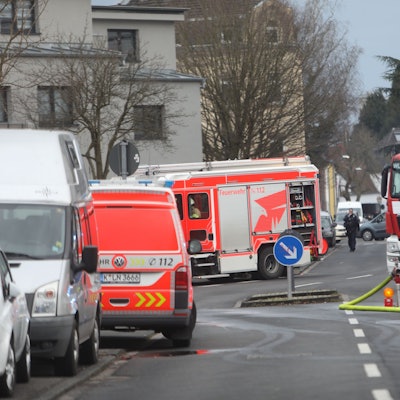 23.01.2025, Köln: Bei einem Feuer in einem Mehrfamilienhaus in der Senistraße in Holweide ist eine Person ums Leben gekommen. Foto: Arton Krasniqi