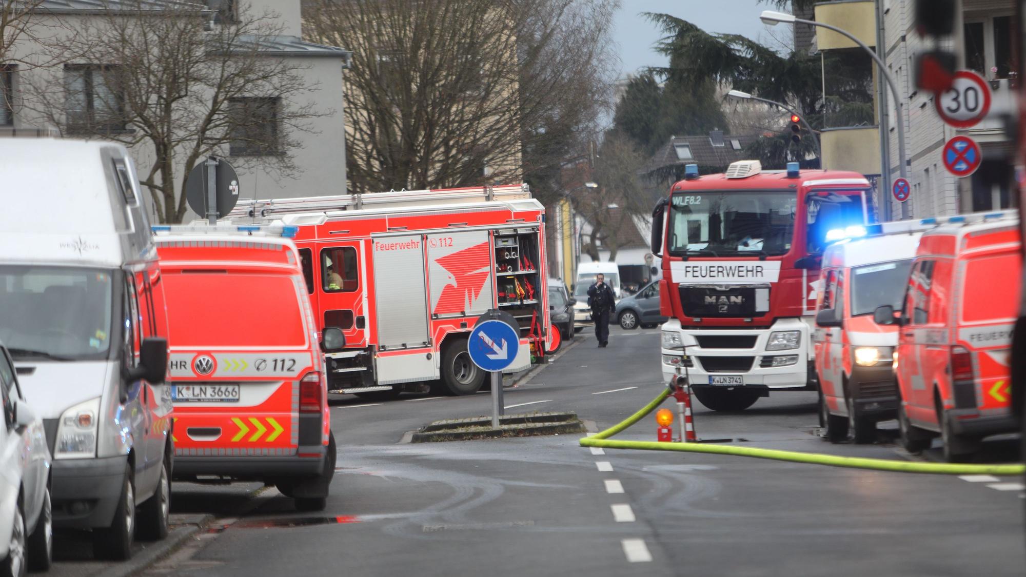 23.01.2025, Köln: Bei einem Feuer in einem Mehrfamilienhaus in der Senistraße in Holweide ist eine Person ums Leben gekommen. Foto: Arton Krasniqi