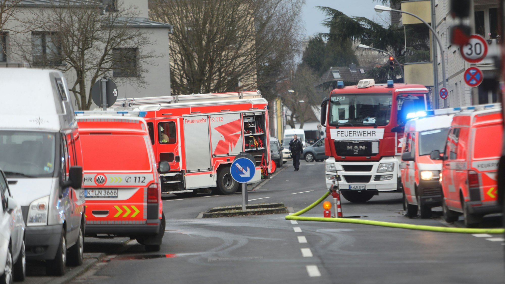23.01.2025, Köln: Bei einem Feuer in einem Mehrfamilienhaus in der Senistraße in Holweide ist eine Person ums Leben gekommen. Foto: Arton Krasniqi