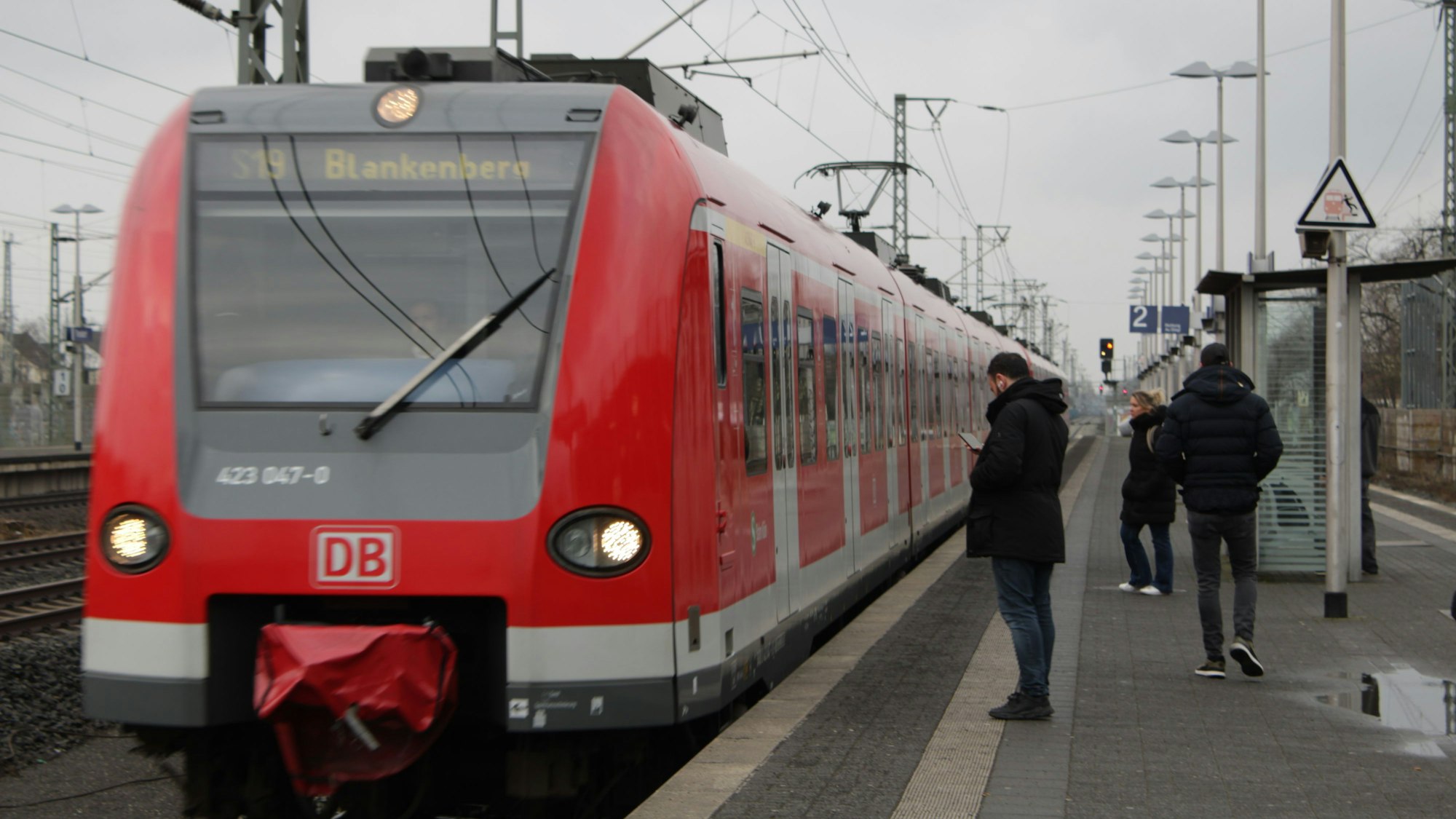 Die S19 Richtung Blankenberg fährt in den Troisdorfer Bahnhof ein.