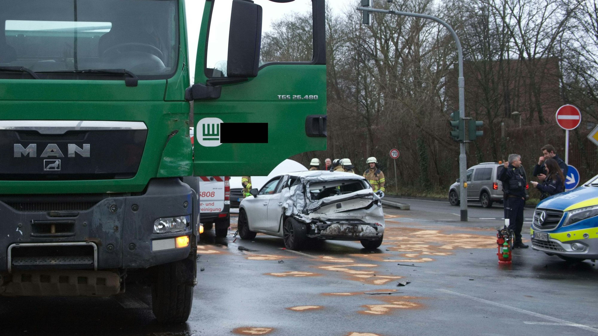 Das Bild zeigt einen Lkw und einen beschädigten Pkw