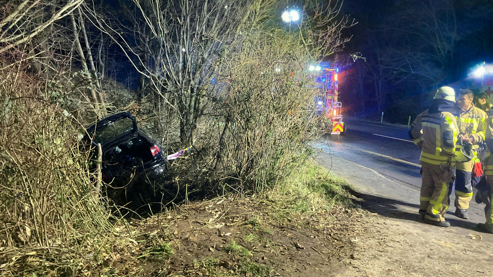 Die Feuerwehr musste den Weg zum Unfallauto erst mit Äxten frei schlagen.