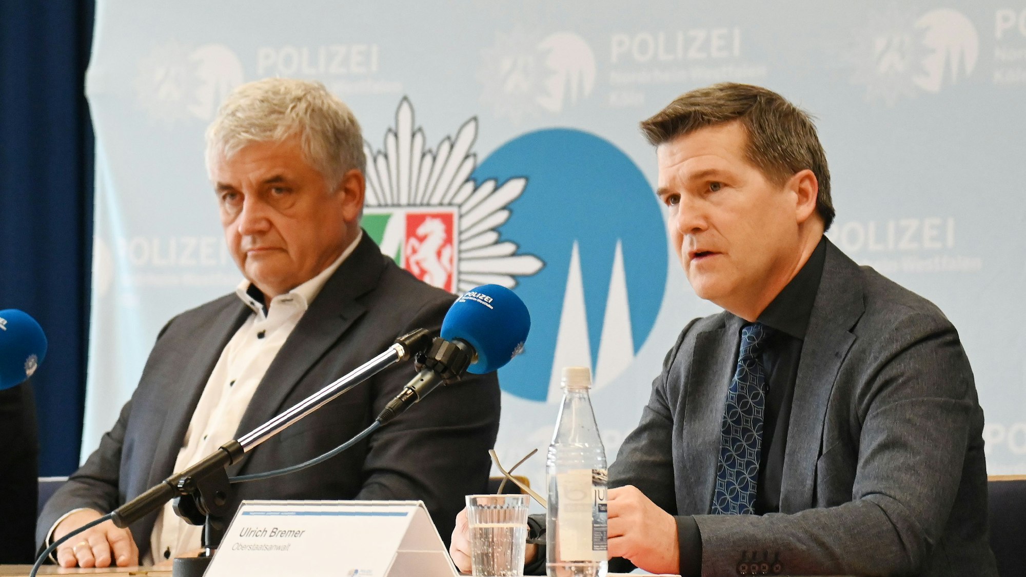 Kripo-Chef Michael Esser (l.) und Oberstaatsanwalt Ulricht Bremer bei der Pressekonferenz zum Kölner Drogenkrieg.