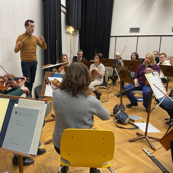 Jesús Ortega Martínez dirigiert seit Januar 2025 die Bayer Philharmoniker.
