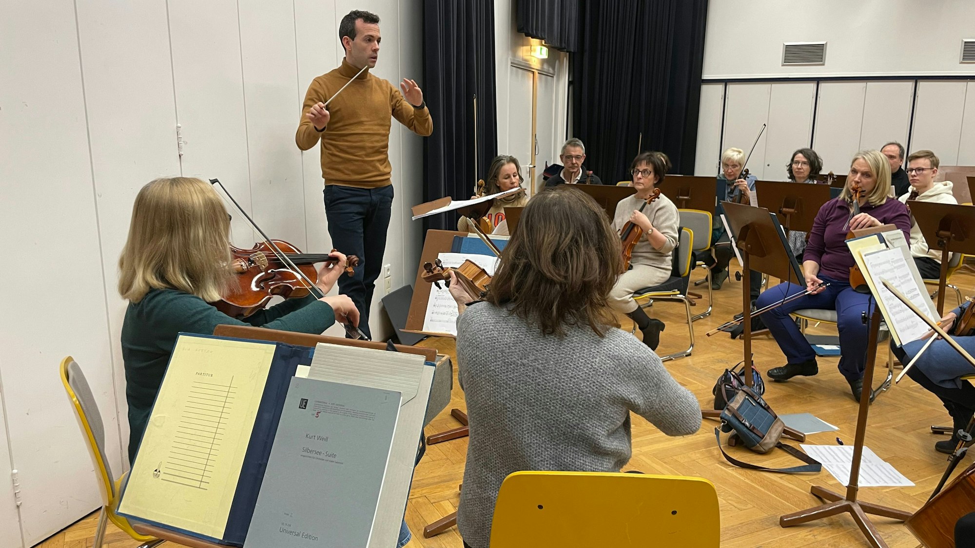 Jesús Ortega Martínez dirigiert seit Januar 2025 die Bayer Philharmoniker.