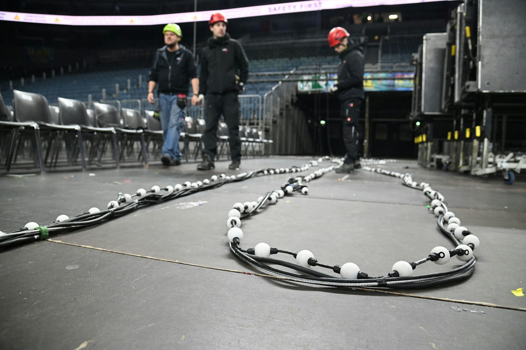 Lichterkette liegt auf dem Arenaboden.