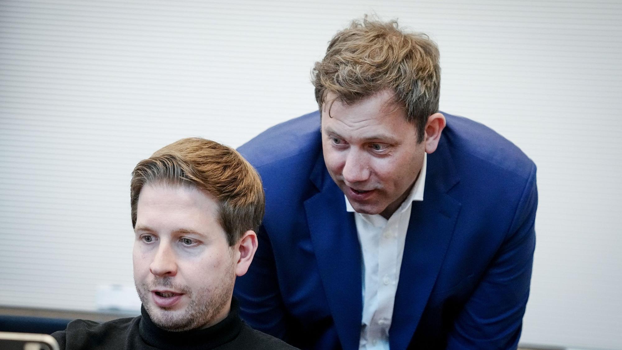 Kevin Kühnert (l.) und Lars Klingbeil bei einer Fraktionssitzung vor Kühnerts Rückzug. (Archivbild)