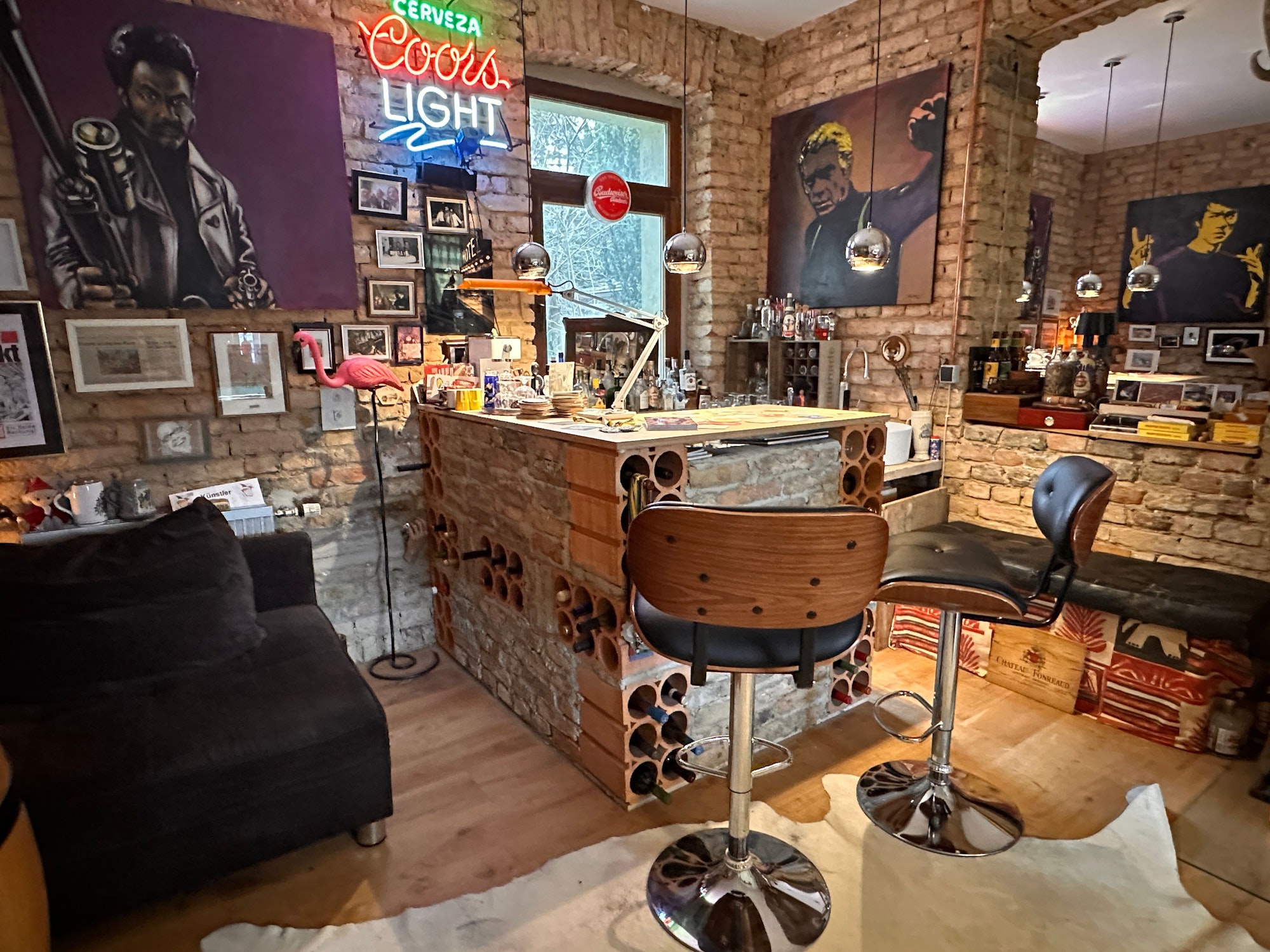 Die Bar ist gleichzeitig Atelier mit eigenen Werken.