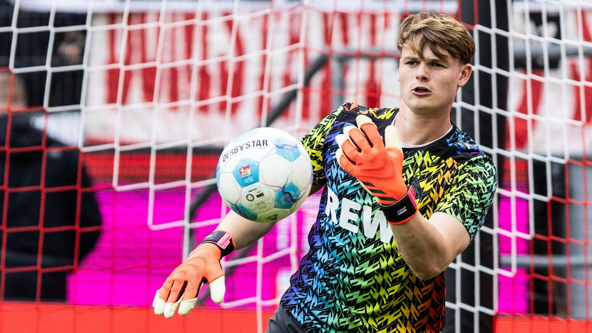 Jonas Urbig hat das Interesse des FC Bayern geweckt. Derzeit pokert FC-Sportchef Christian Keller mit den Münchnern um die Ablöse für den Torhüter.