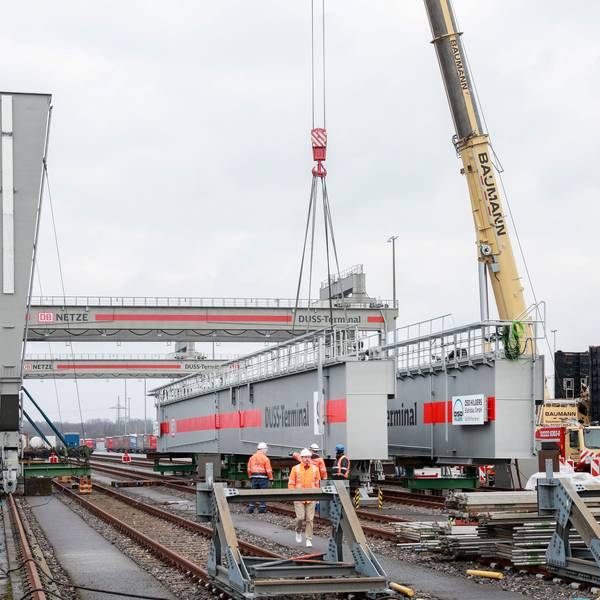 Am Terminal Köln-Eifeltor liegen die Bauteile bereit, die am Donnerstag zu einer neuen 400 Tonnen schweren Krananlage, der Deutschen Bahn moniert wurden.
