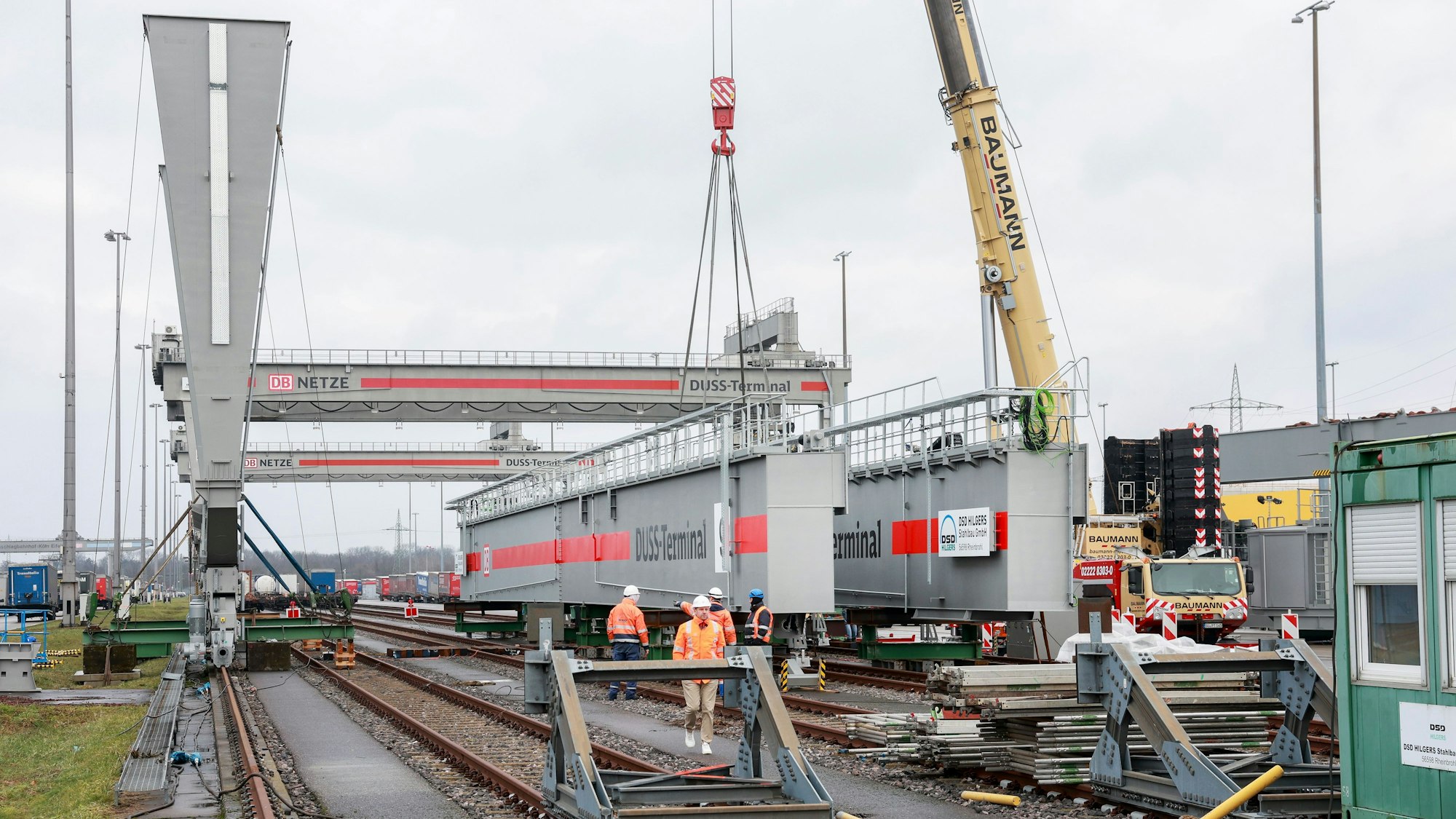 Am Terminal Köln-Eifeltor liegen die Bauteile bereit, die am Donnerstag zu einer neuen 400 Tonnen schweren Krananlage, der Deutschen Bahn moniert wurden.