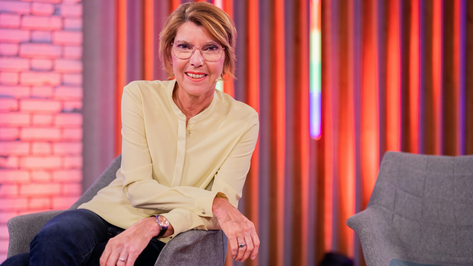 Bettina Böttinger, Moderatorin, sitzt nach der Aufzeichnung der Sendung 'Queer in 2021' im Studio. (zu dpa-Porträt Bettina Böttinger wird 65 - und hat keine Angst mehr vor Schubladen) +++ dpa-Bildfunk +++