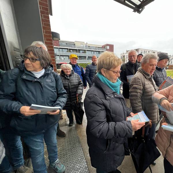 Die Umsetzung einer Vision, heißt das kleine Büchlein, das die Bahnstadt-GmbH herausgegeben hat und das die Pressesprecherin Anika Furtkamp anlässlich der Vorstellung am Magazin verteilt.