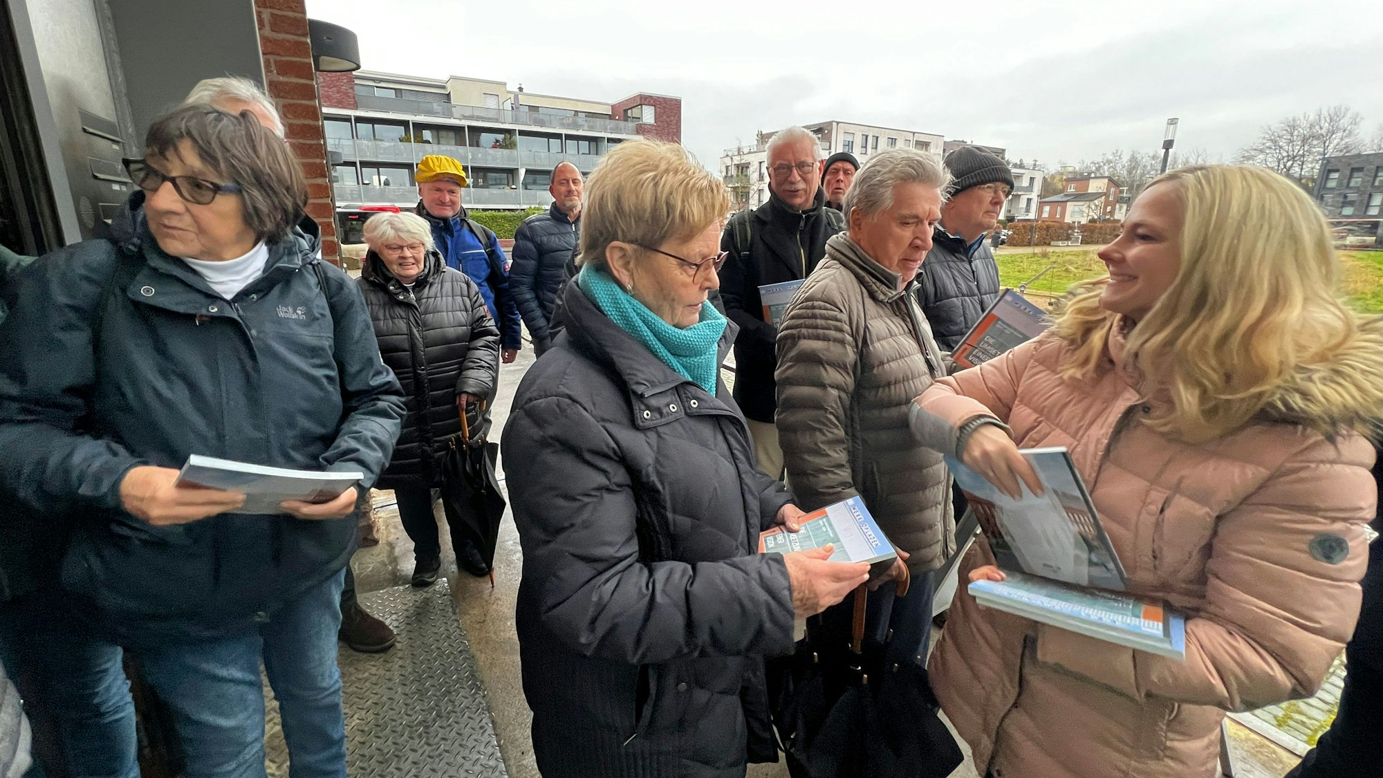 Die Umsetzung einer Vision, heißt das kleine Büchlein, das die Bahnstadt-GmbH herausgegeben hat und das die Pressesprecherin Anika Furtkamp anlässlich der Vorstellung am Magazin verteilt.