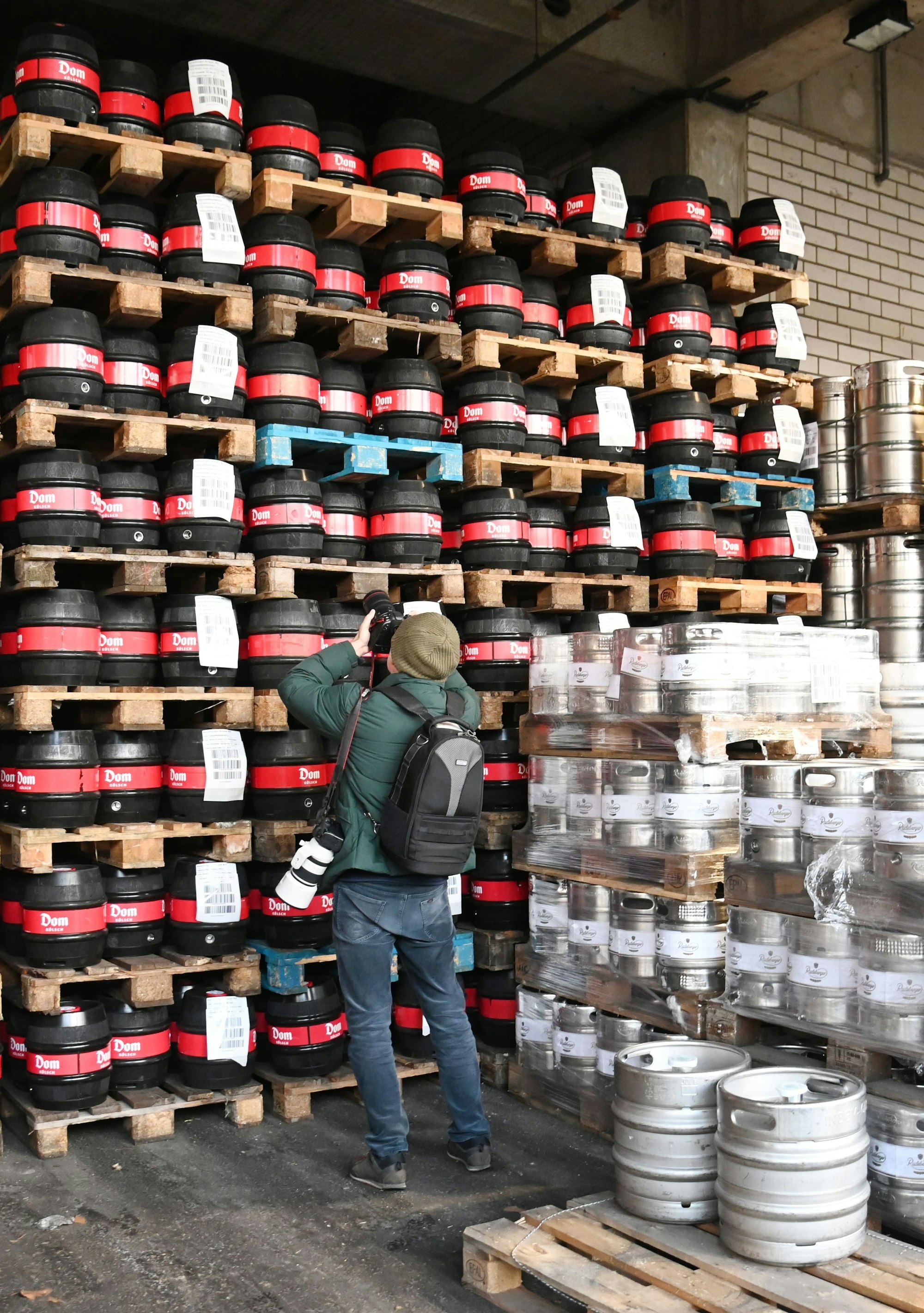 Auf Paletten gestapelte Kölsch-Fässer.