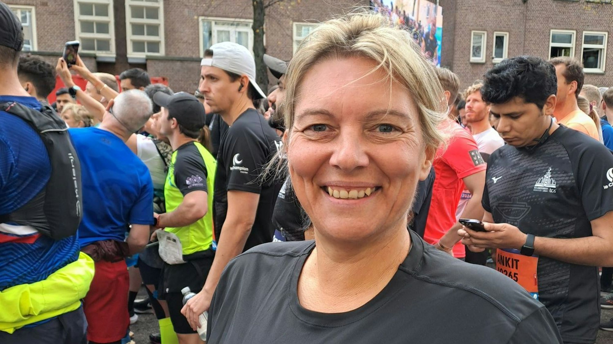 Das Bild zeigt Ilona Schaffrath aus Euskirchen-Kuchenheim vor dem Start eines Laufwettbewerbs.
