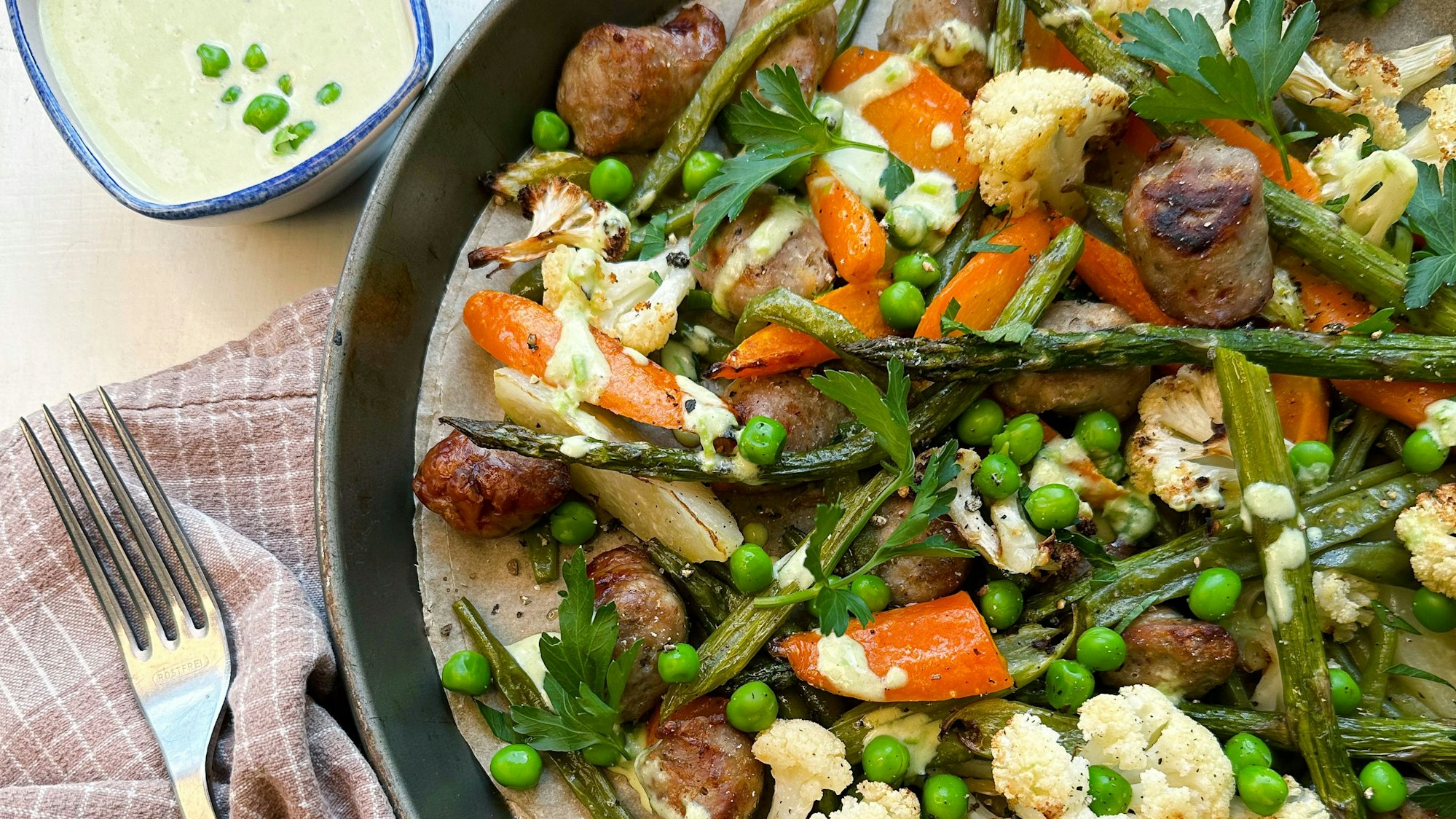 Eine spezielle Variante ist Jörg Färbers Leipziger Allerlei mit Bratwurst und Erbsendip, hier abgebildet. Foto nur zur redaktionellen Verwendung im Zusammenhang mit dem genannten Text und nur bei vollständiger Nennung des vorstehenden Credits.