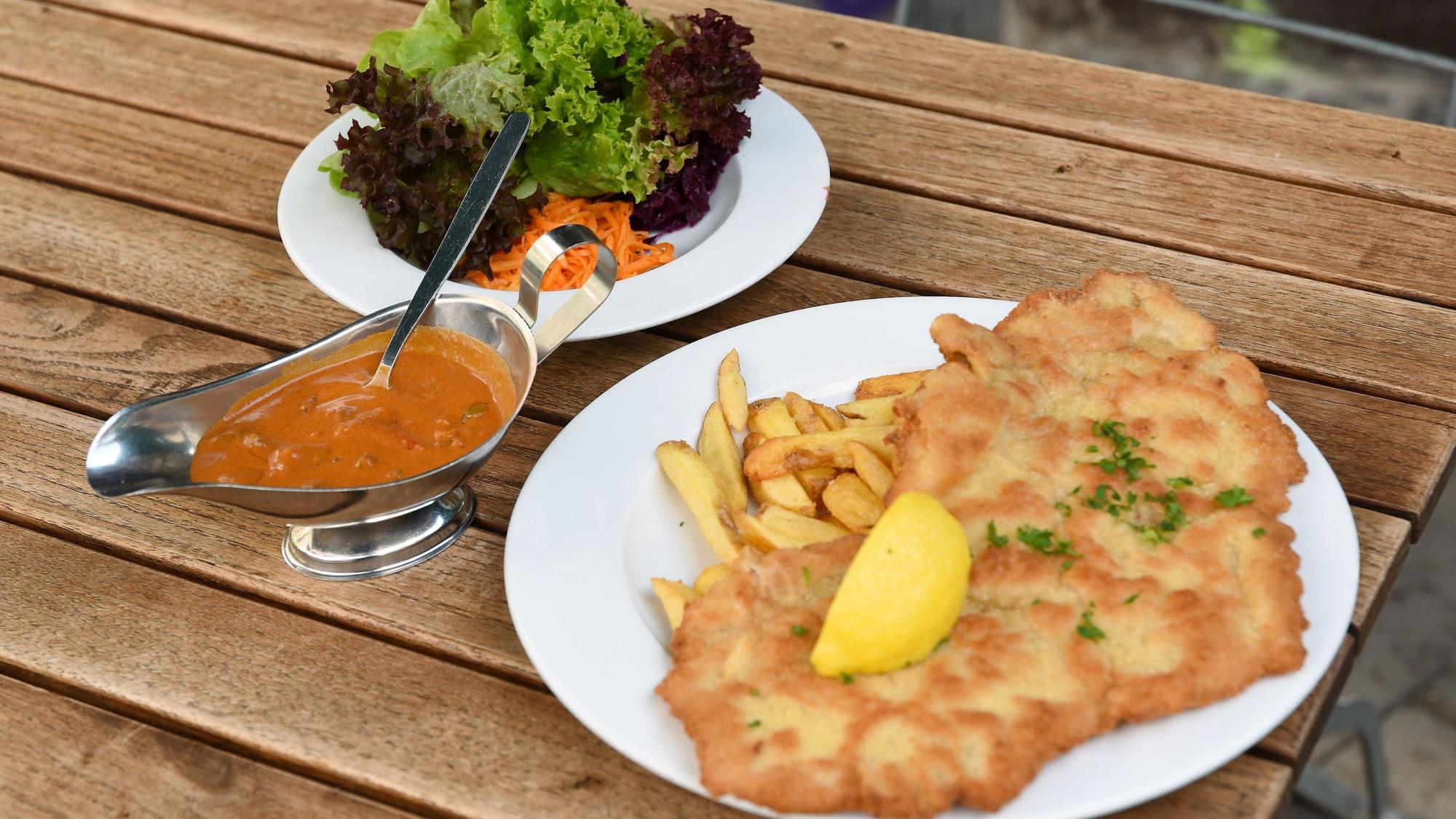 Ein Schnitzel liegt auf einem Teller