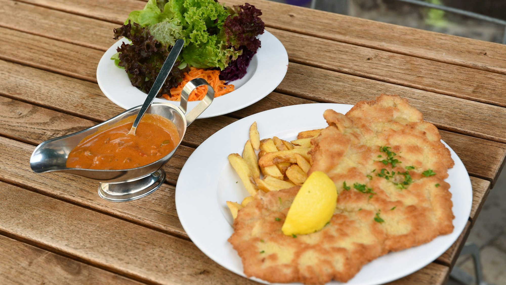 Ein Schnitzel liegt auf einem Teller