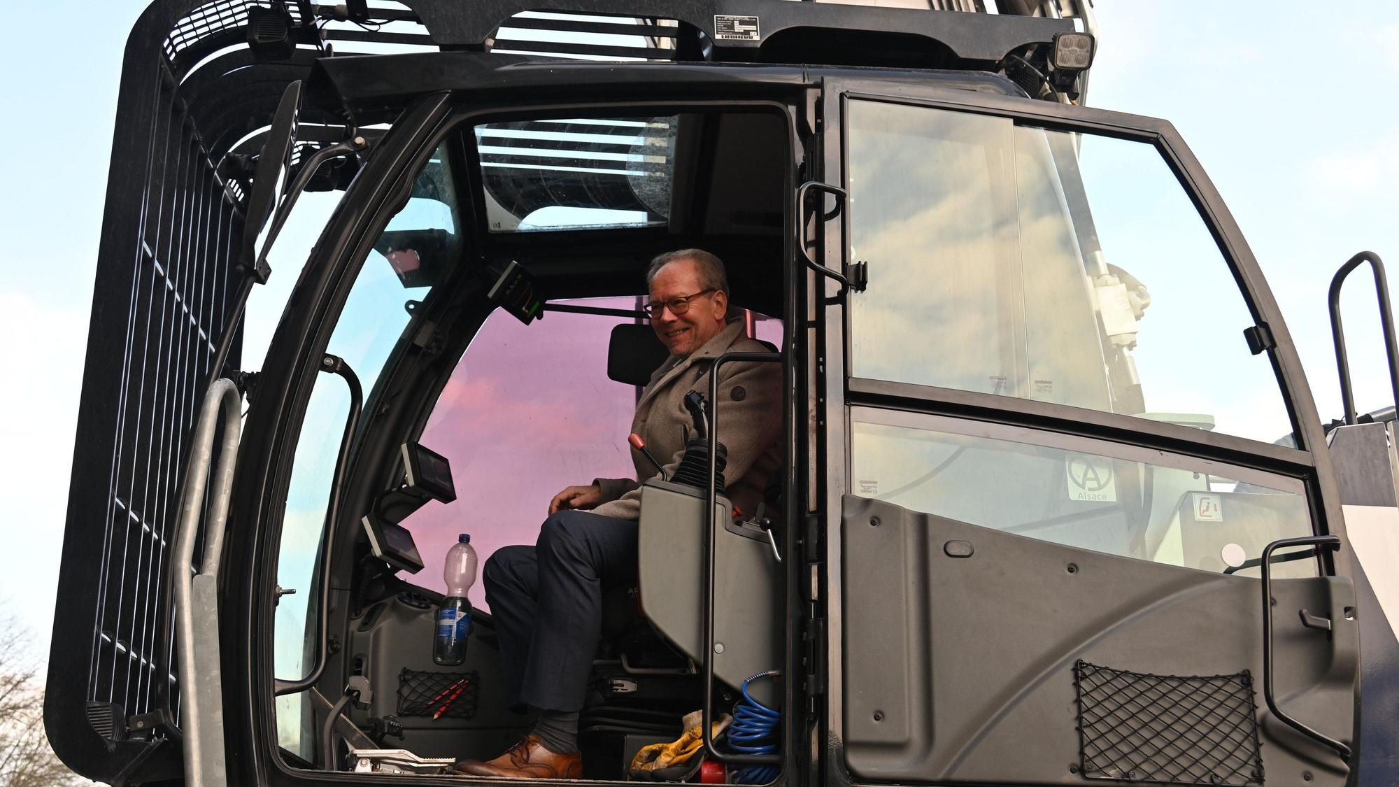 Zu sehen ist Bergheims Bürgermeister Volker Mießeler in einem Bagger.
