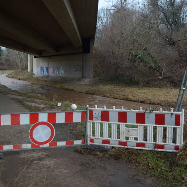 Bauzäune blockieren die Zufahrt zum Weg an der Erft.