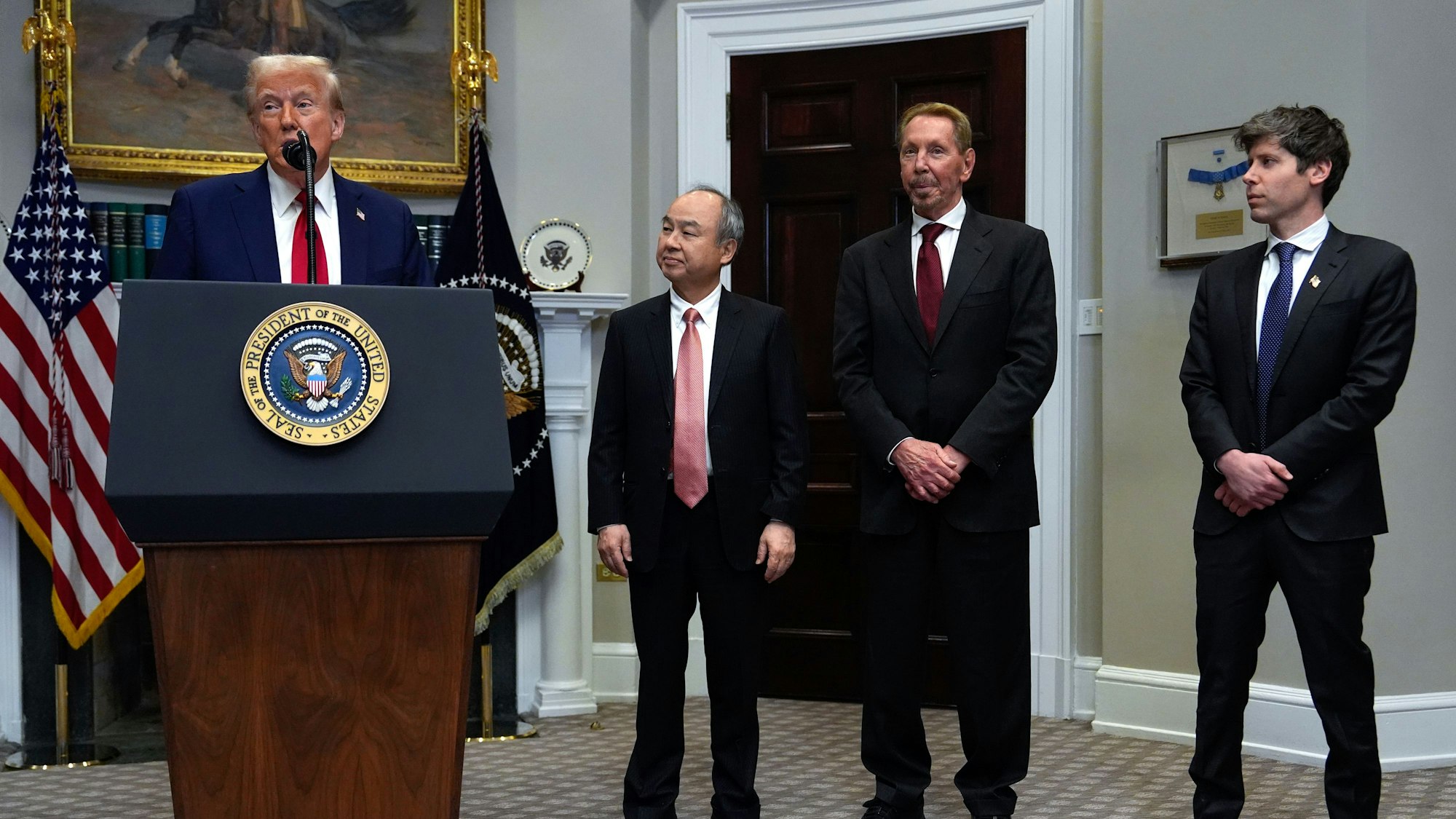 21.01.2025, USA, Washington: US-Präsident Donald Trump (l-r), spricht während Masayoshi Son, CEO der SoftBank Group, Larry Ellison, Vorsitzender der Oracle Corporation und Chief Technology Officer, und Sam Altman, CEO von OpenAI, im Roosevelt Room im Weißen Haus zuhören. Foto: Julia Demaree Nikhinson/AP/dpa +++ dpa-Bildfunk +++