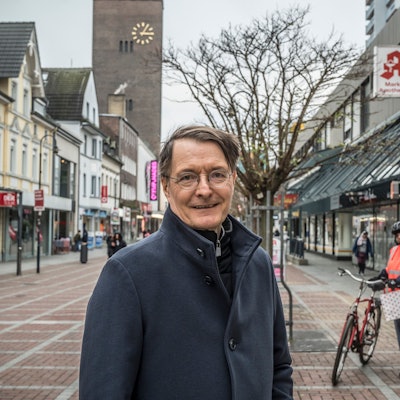 Ein Mann steht in einer Fußgängerzone.